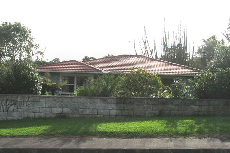 Photo of property in 28 Gill Avenue, Te Atatu Peninsula, Auckland, 0610