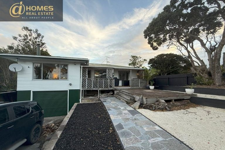 Photo of property in 16 Mirovale Place, Totara Vale, Auckland, 0629