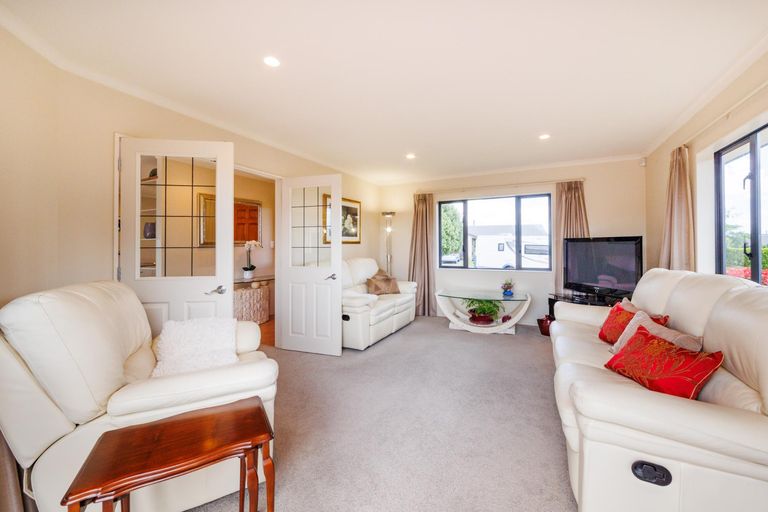 Photo of property in 16 Sycamore Crescent, Fitzherbert, Palmerston North, 4410