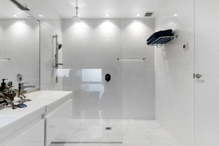 Photo of property in 10 Garreg Road, Fendalton, Christchurch, 8052