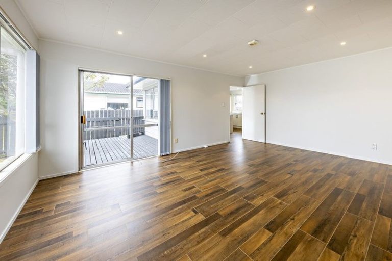 Photo of property in 438 Roscommon Road, Clendon Park, Auckland, 2103