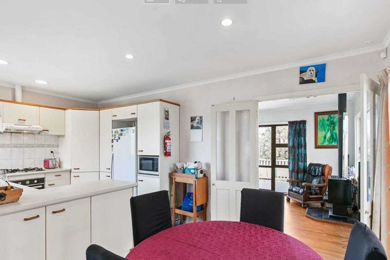 Photo of property in 12 Ellesmere Crescent, Pakuranga Heights, Auckland, 2010