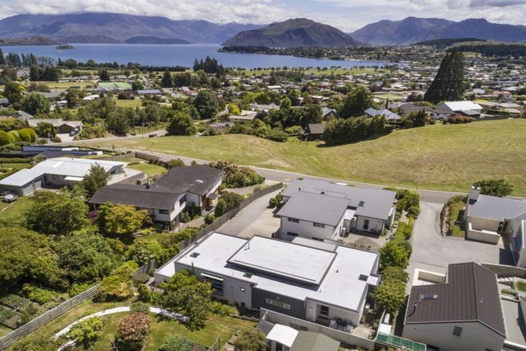 Photo of property in 15 Faulks Terrace, Wanaka, 9305