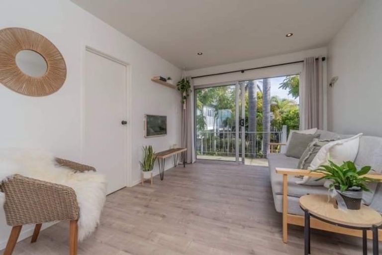 Photo of property in 1/72l Kitchener Road, Milford, Auckland, 0620