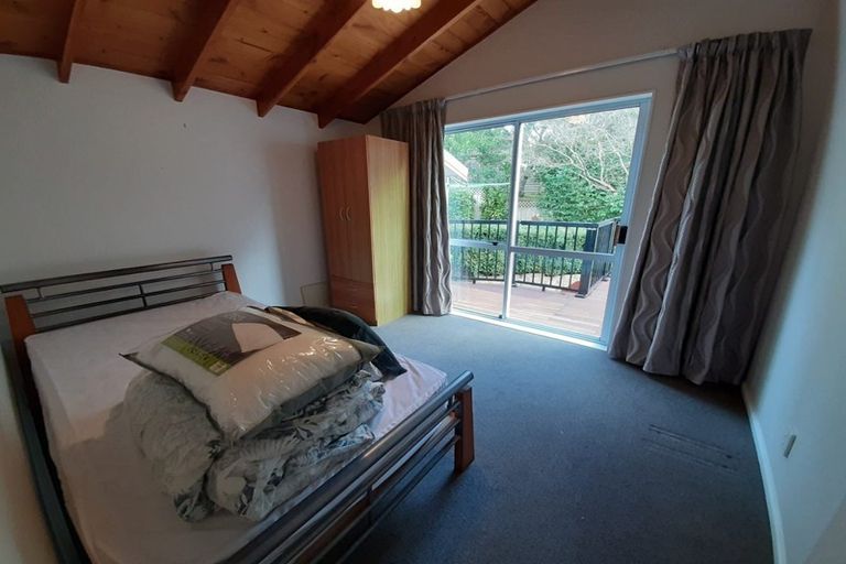 Photo of property in 14 La Roche Place, Northcote, Auckland, 0627