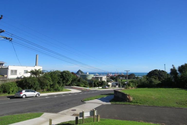 Photo of property in 55 Pioneer Road, Moturoa, New Plymouth, 4310