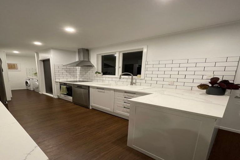 Photo of property in 5 Gill Avenue, Te Atatu Peninsula, Auckland, 0610