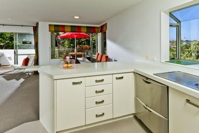 Photo of property in 15 Bush Lane, Northcote Point, Auckland, 0627