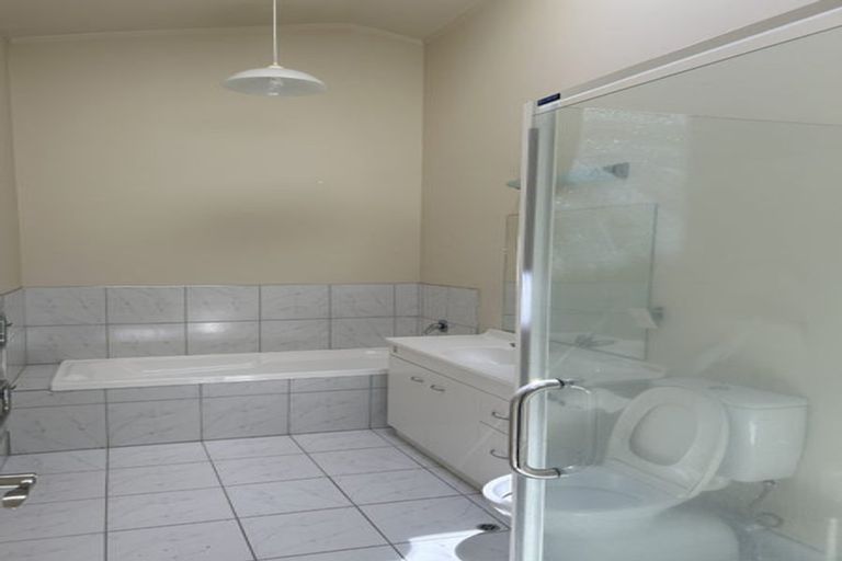 Photo of property in 5 Mitika Way, Strathmore Park, Wellington, 6022