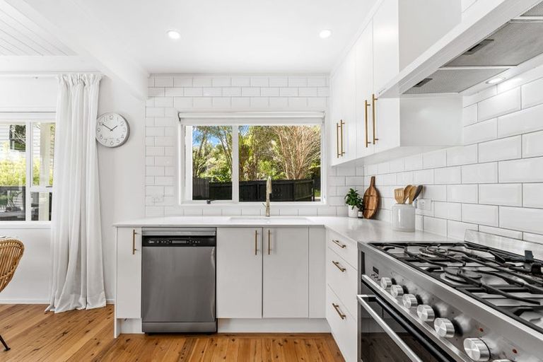 Photo of property in 122 Stanmore Bay Road, Stanmore Bay, Whangaparaoa, 0932