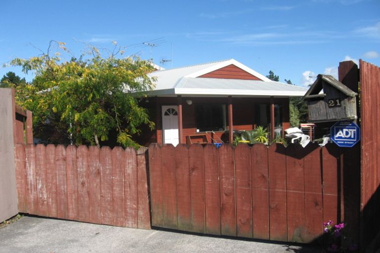 Photo of property in 2/21 Lochend Place, Highland Park, Auckland, 2010