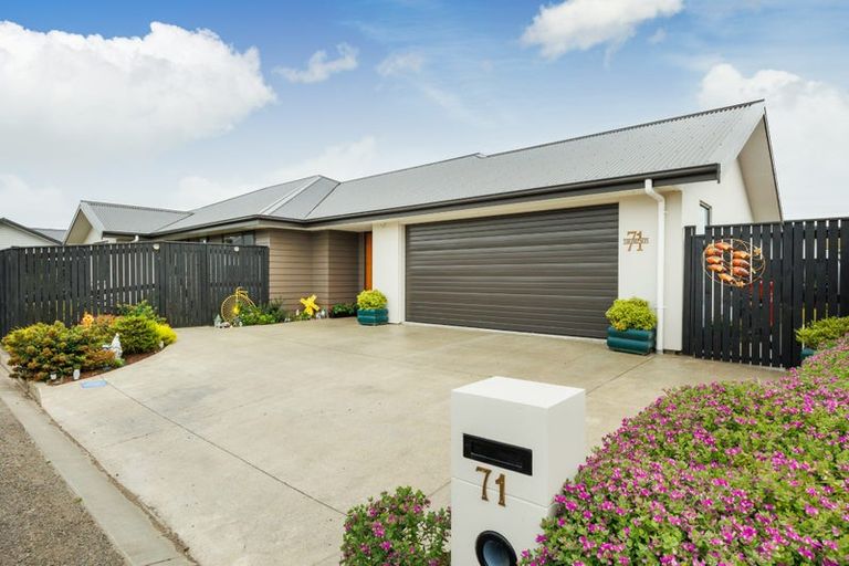 Photo of property in 71 Johnstone Drive, Fitzherbert, Palmerston North, 4410