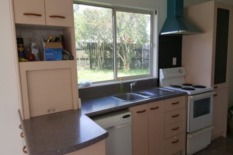 Photo of property in 10 St Margaret Place, West Harbour, Auckland, 0618