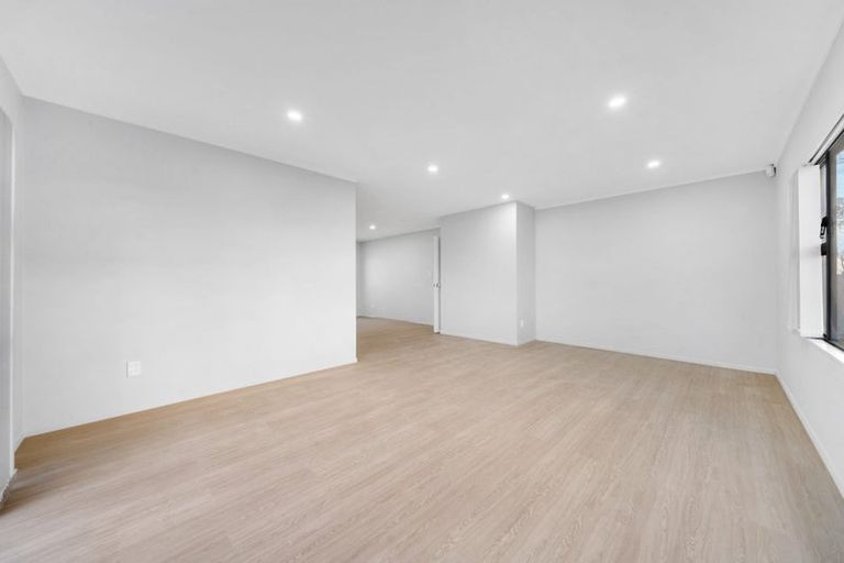 Photo of property in 1/14 Santa Monica Place, Goodwood Heights, Auckland, 2105