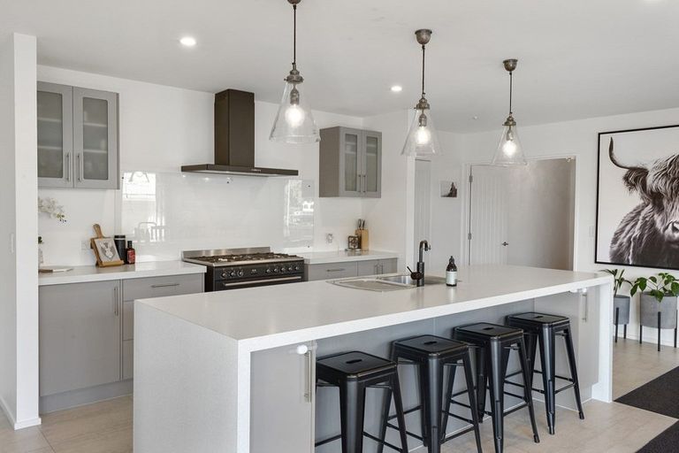 Photo of property in 8 Laing Crescent, Heathcote Valley, Christchurch, 8022