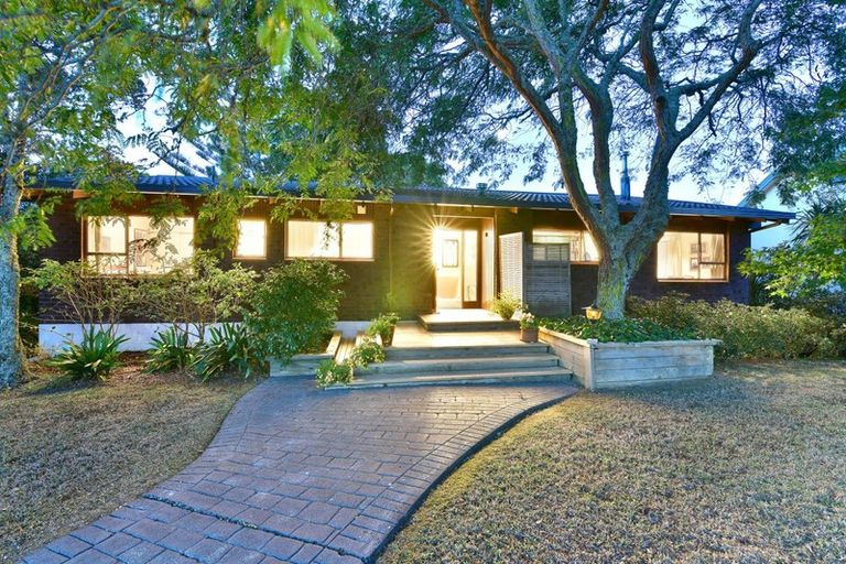 Photo of property in 1/4 John Dee Crescent, Red Beach, 0932