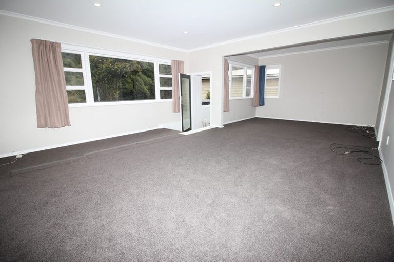 Photo of property in 52 Newlands Road, Newlands, Wellington, 6037