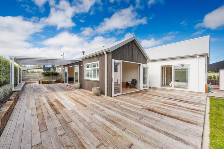 Photo of property in 48 Memorial Drive, Hokowhitu, Palmerston North, 4410