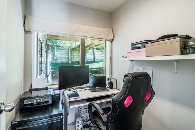 Photo of property in 9 Namsan Close, Fairview Heights, Auckland, 0632