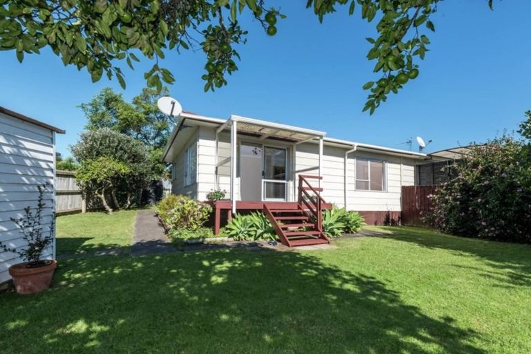 Photo of property in 2/1 Dalwhinnie Parade, Highland Park, Auckland, 2010