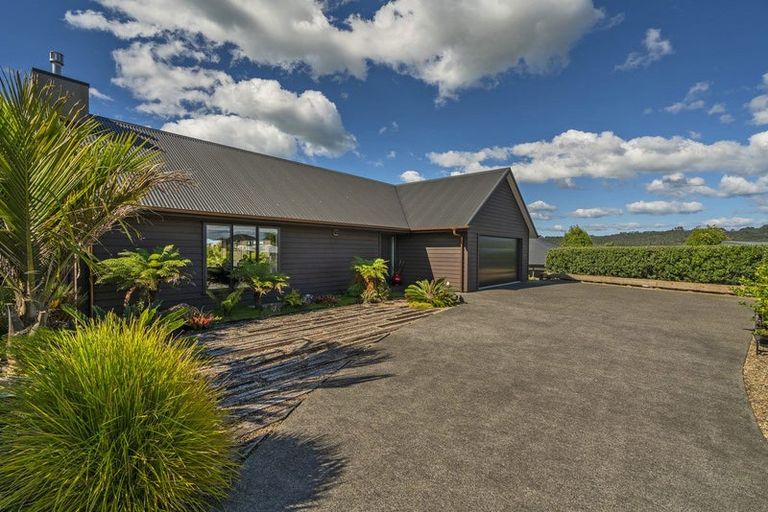 Photo of property in 18 Topping Place, Whitianga, 3510