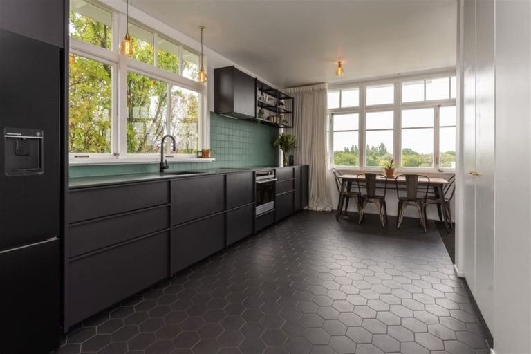 Photo of property in 10 Dyers Pass Road, Cashmere, Christchurch, 8022