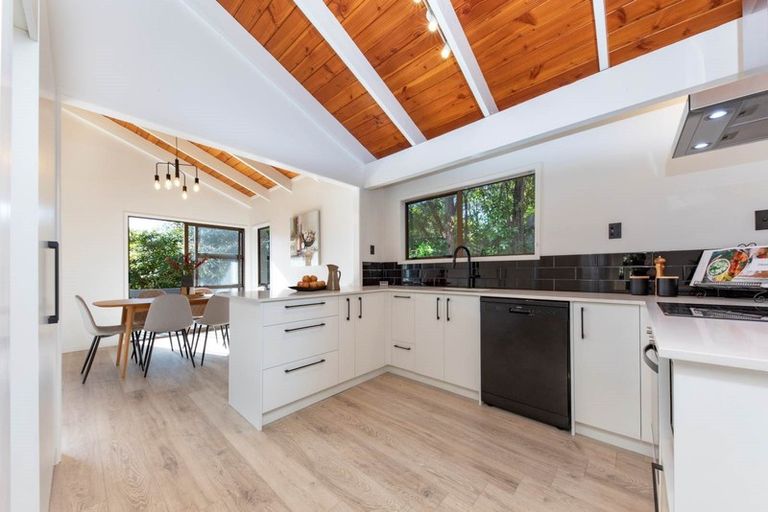 Photo of property in 43 Wirihana Road, Titirangi, Auckland, 0604