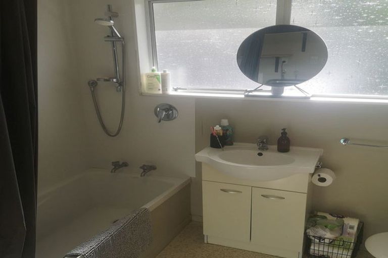 Photo of property in 10 Middlesex Place, Northland, Wellington, 6012