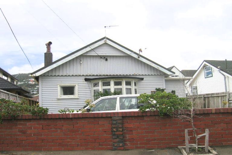 Photo of property in 72 Apu Crescent, Lyall Bay, Wellington, 6022
