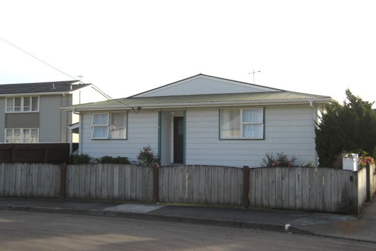 Photo of property in 2/5 Mayo Grove, Naenae, Lower Hutt, 5011