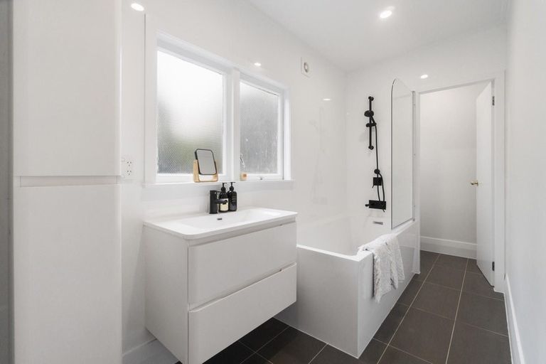 Photo of property in 13 South Lynn Road, Titirangi, Auckland, 0604