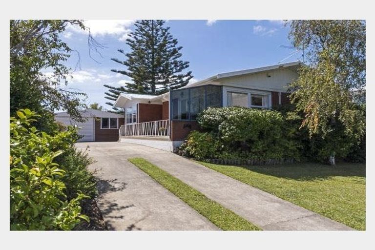 Photo of property in 39 Megan Avenue, Pakuranga Heights, Auckland, 2010