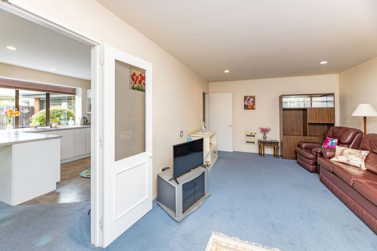 Photo of property in 2/215 Memorial Avenue, Burnside, Christchurch, 8053