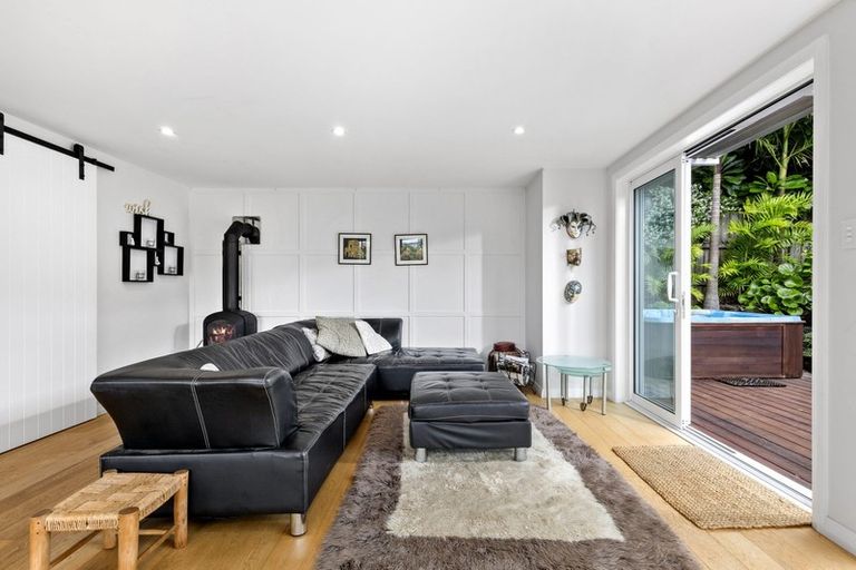 Photo of property in 2/39 Old Lake Road, Narrow Neck, Auckland, 0624