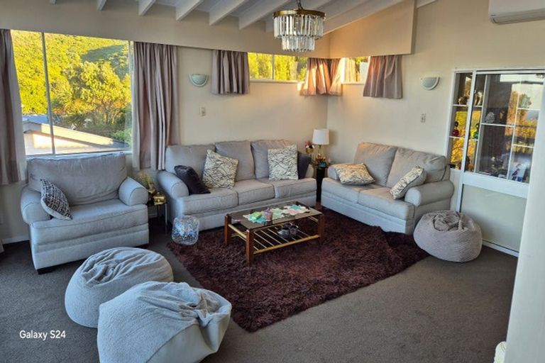 Photo of property in 17 Maple Grove, Maungaraki, Lower Hutt, 5010