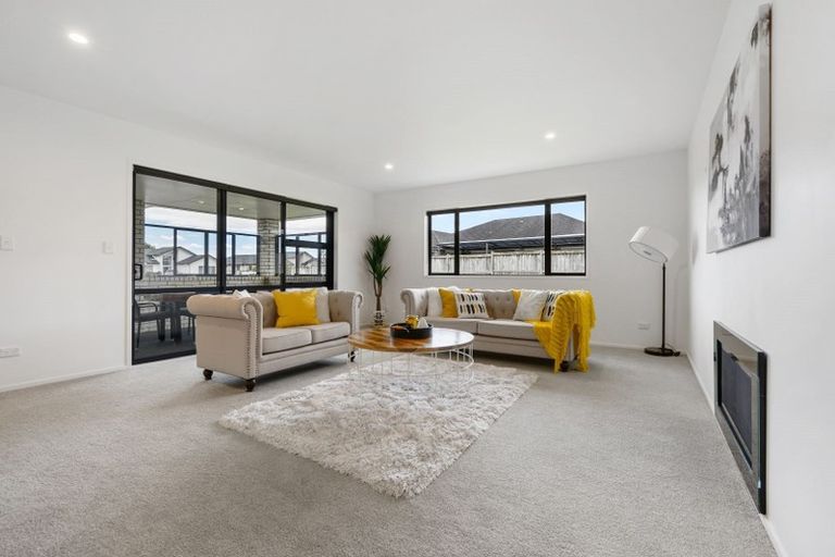 Photo of property in 28 Kilmacrennan Drive, Rosehill, Papakura, 2113