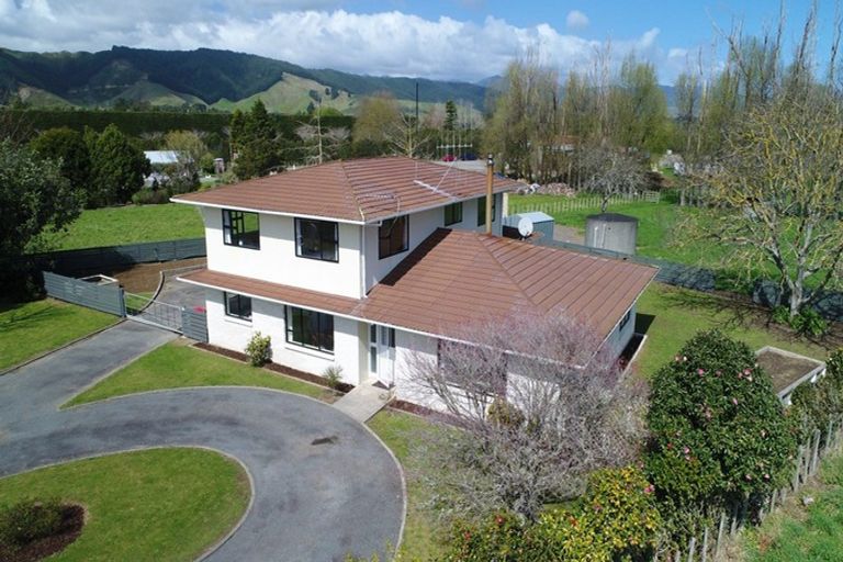 Photo of property in 292 Heatherlea Road East, Levin, 5571