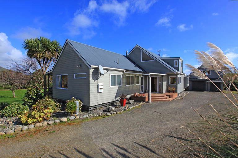 Photo of property in 495 State Highway 1, Peka Peka, Otaki, 5581