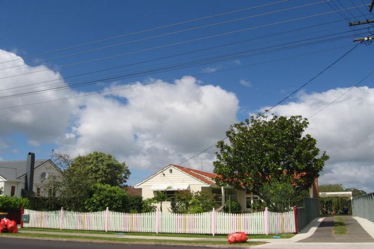 Photo of property in 2/40 East Coast Road, Milford, Auckland, 0620