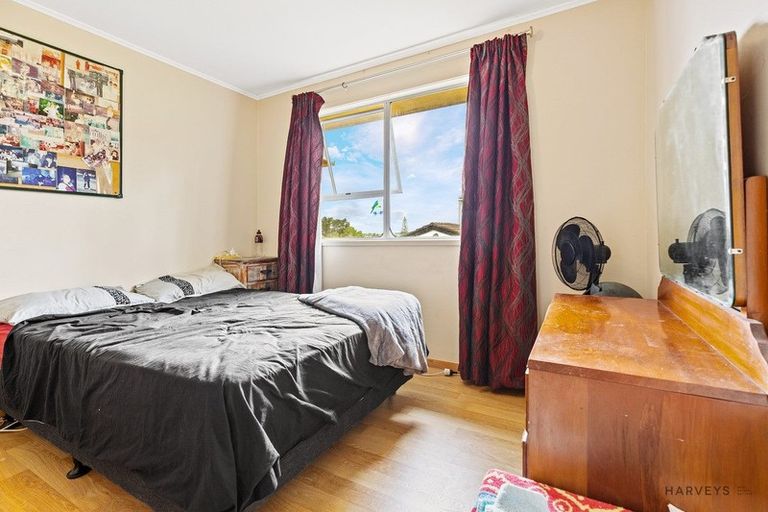 Photo of property in 30 Staincross Street, Green Bay, Auckland, 0604