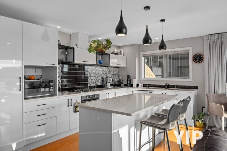 Photo of property in 5 Spitfire Place, Newlands, Wellington, 6037