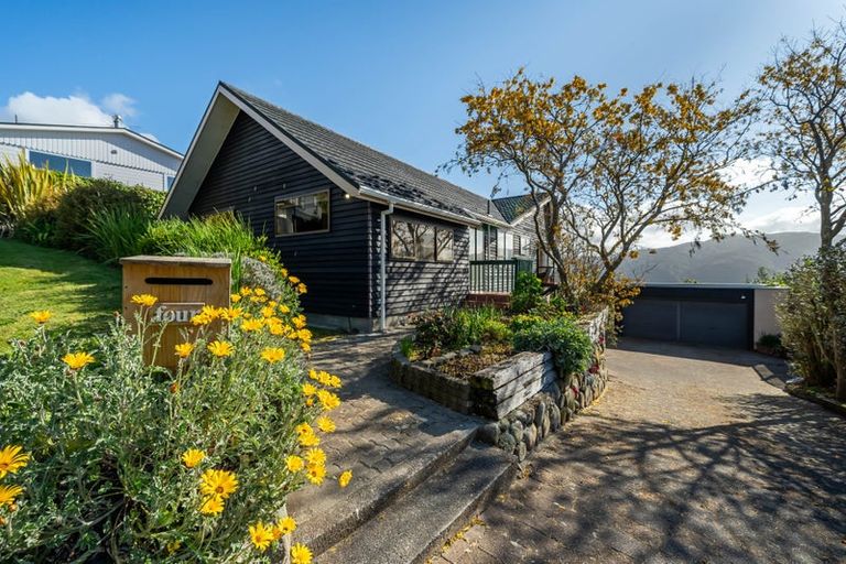 Photo of property in 4 Raynham Way, Silverstream, Upper Hutt, 5019