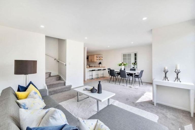 Photo of property in 2/12 Pannill Place, Oteha, Auckland, 0632