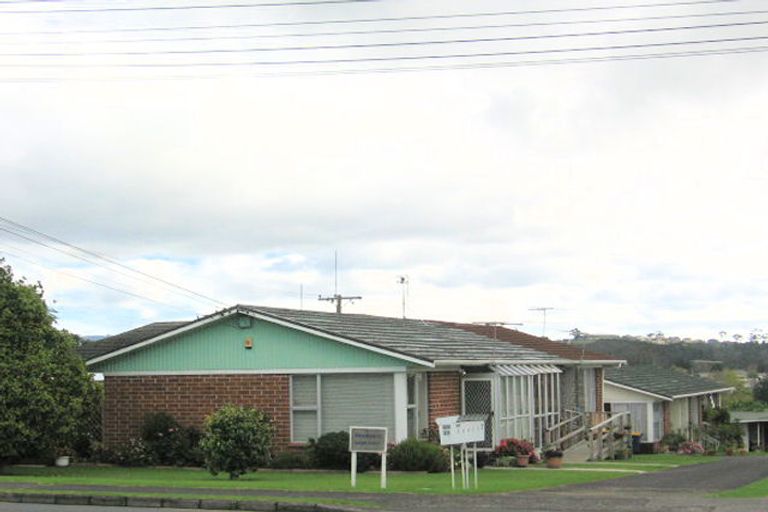 Photo of property in 2/25 West Coast Road, Glen Eden, Auckland, 0602