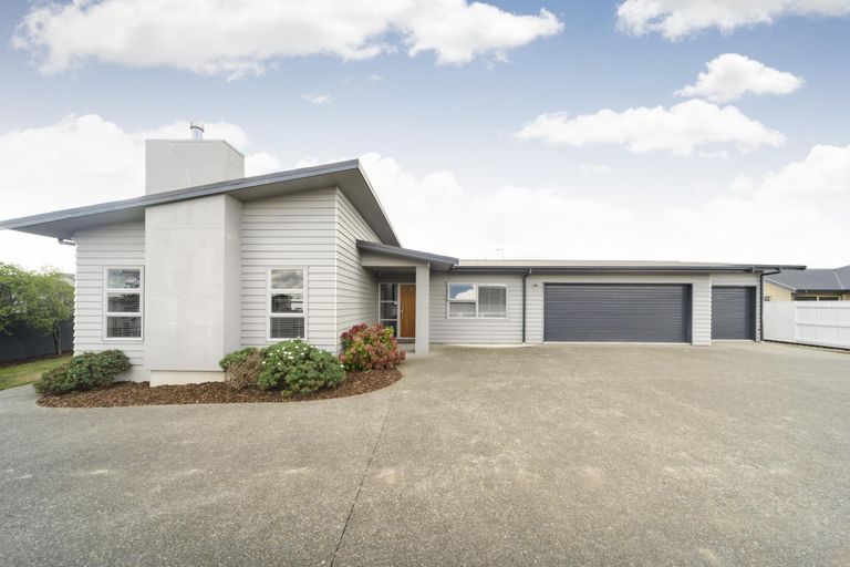 Photo of property in 20 Rosalie Terrace, Kelvin Grove, Palmerston North, 4414