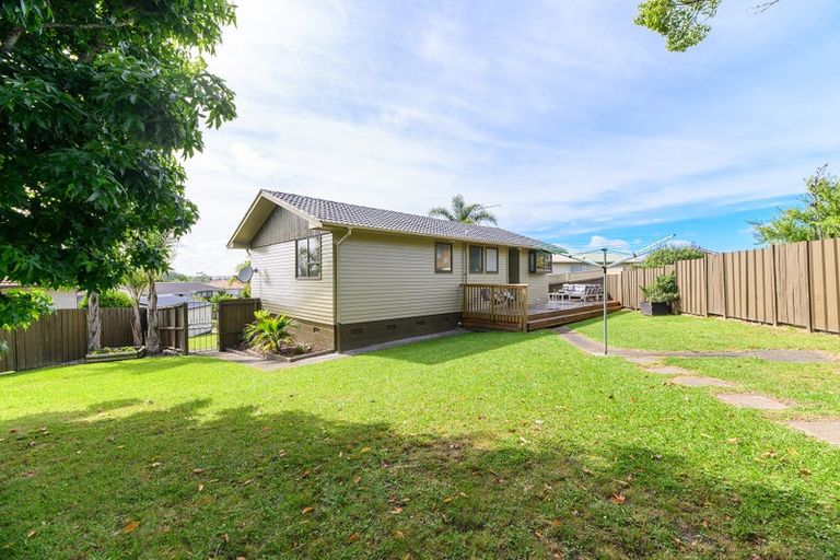 Photo of property in 17 Foyle Place, Glendene, Auckland, 0602