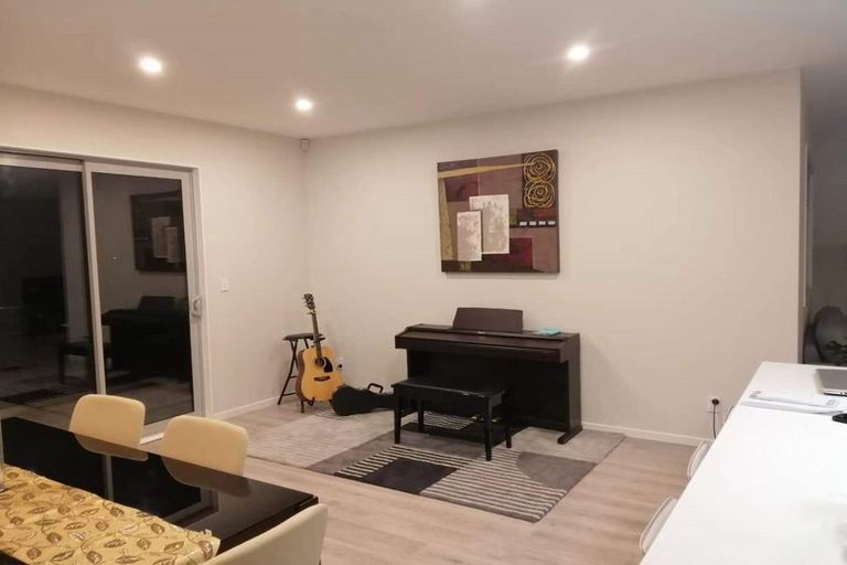 Photo of property in 579 Glenfield Road, Totara Vale, Auckland, 0629