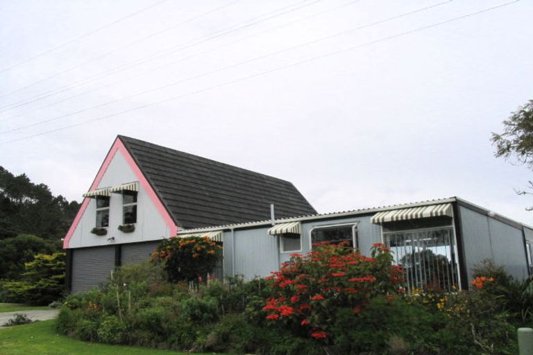 Photo of property in 4 Rangikapiti Road, Coopers Beach, 0420