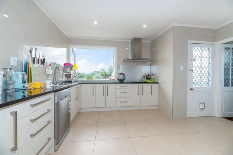 Photo of property in 6 Fairlea Road, Te Atatu South, Auckland, 0610