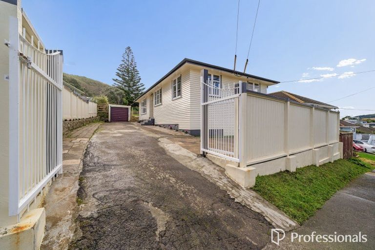 Photo of property in 1 Wakefield Terrace, Tawa, Wellington, 5028